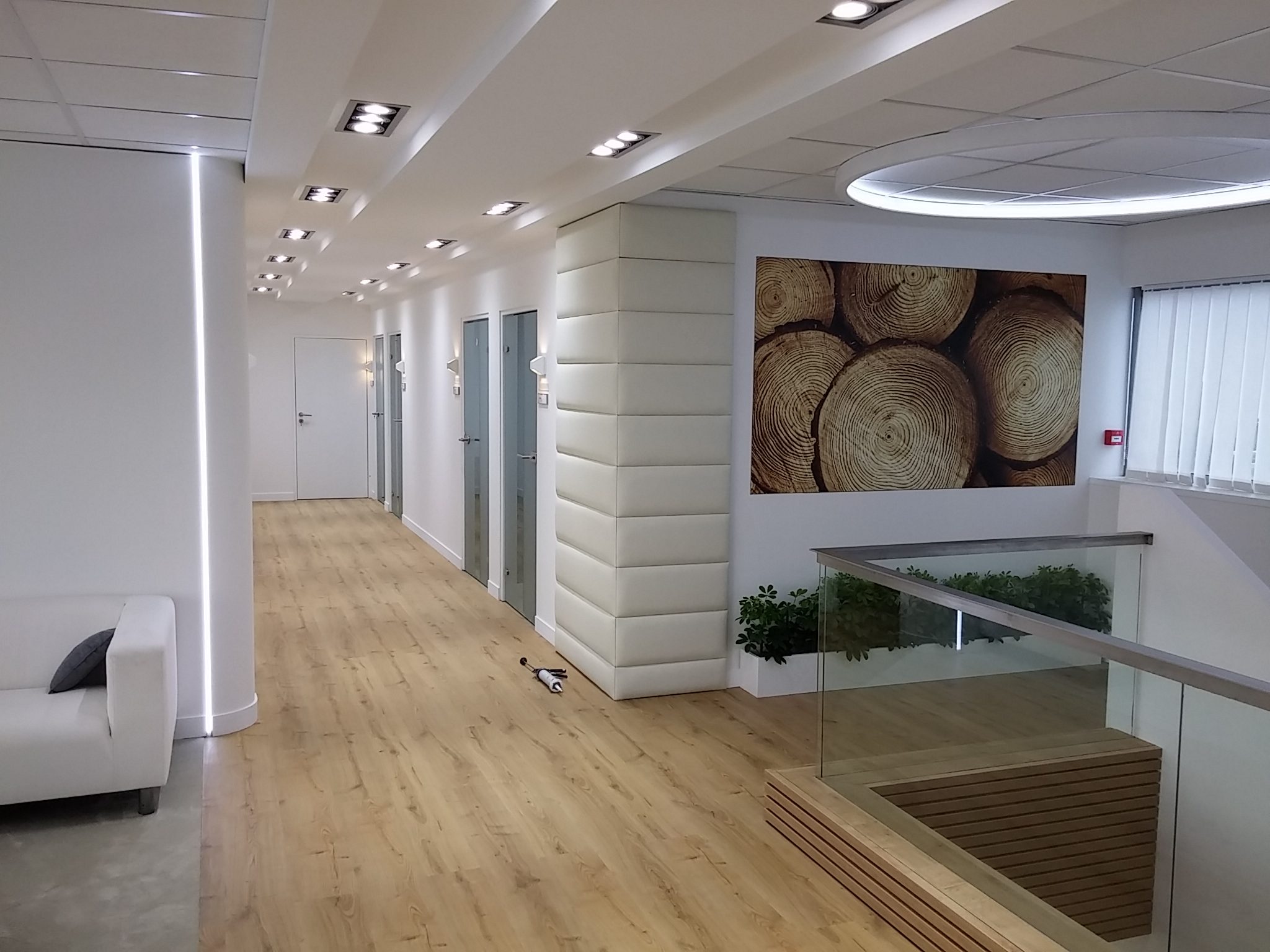 העלייה לקומת המשרדים