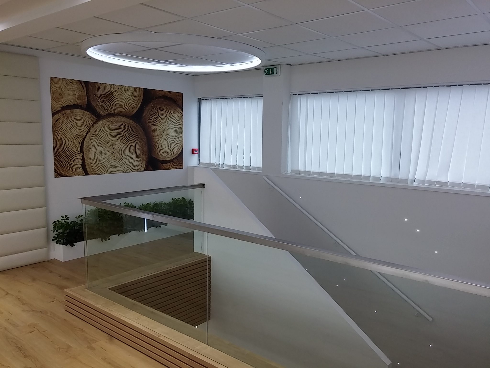 העלייה לקומת המשרדים